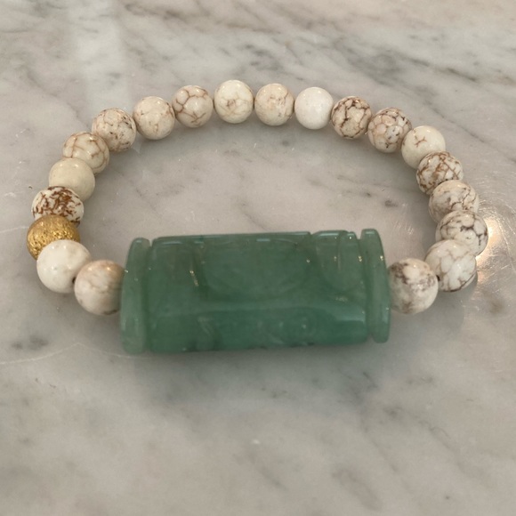 Carved Jade and Howlite Beaded Bracelet - Picture 3 of 13
